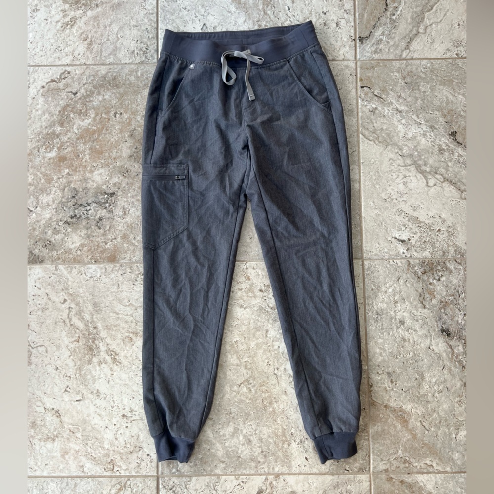 FIGS Women’s Zamora Jogger Scrub Pants in Graphite Gray, size XS
